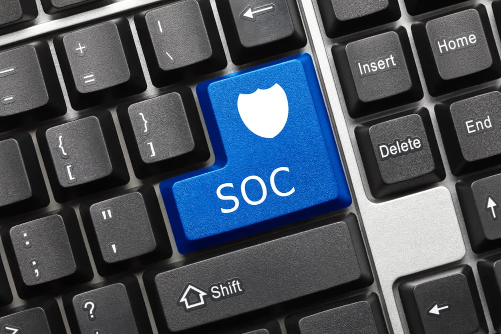 SOCとは？企業の導入背景やメリット、CSIRTとの違いを解説